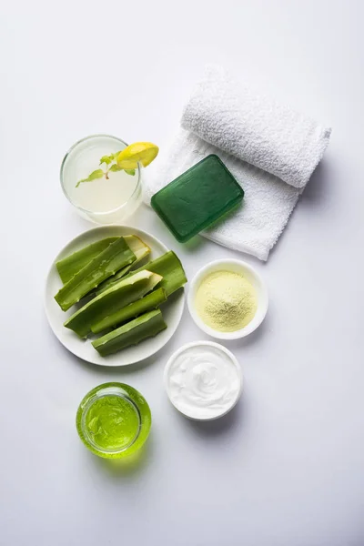 Aloe vera jus, gel, krim pelembab, sabun dan bubuk mesiu — Stok Foto