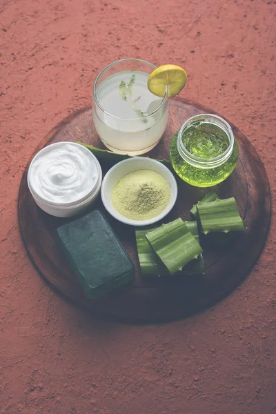 Aloe vera jus, gel, krim pelembab, sabun dan bubuk mesiu — Stok Foto