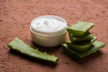 Aloe vera suyu, jel, krem, sabun ve toz toz nemlendirici