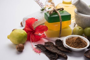 Shikakai, reetha, amla, limon, fesleğen ve hibiscus otlar ile Hint Ayurvedik sabun ve el yapımı sabun gibi