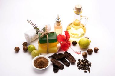 Shikakai, reetha, amla, limon, fesleğen ve hibiscus otlar ile Hint Ayurvedik sabun ve el yapımı sabun gibi