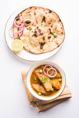 patates köri veya aloo masala veya aloo masala yeşil bezelye ile servis Hint ekmek veya roti veya naan