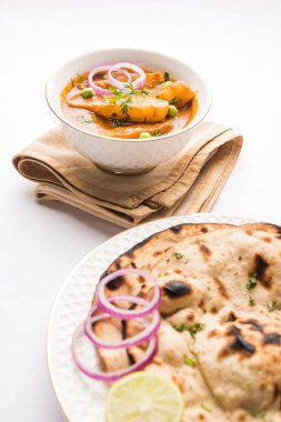 patates köri veya aloo masala veya aloo masala yeşil bezelye ile servis Hint ekmek veya roti veya naan