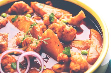 Aloo Gobi matar ünlü Hint köri yemektir patates ve karnabahar ve yeşil bezelye, seçici odak ile