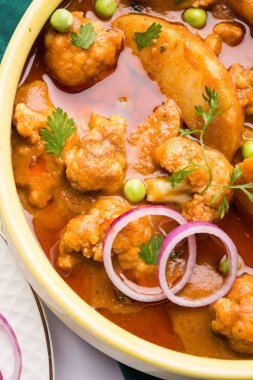 Aloo Gobi matar ünlü Hint köri yemektir patates ve karnabahar ve yeşil bezelye, seçici odak ile