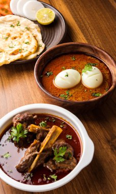 Anda köri veya yumurta köri veya yumurta masala sosu, Hint baharatlı yemek veya tarifi, servis naan, seçici odak veya roti