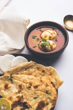 Anda köri veya yumurta köri veya yumurta masala sosu, Hint baharatlı yemek veya tarifi, servis naan, seçici odak veya roti