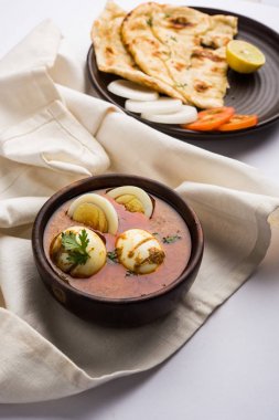 Anda köri veya yumurta köri veya yumurta masala sosu, Hint baharatlı yemek veya tarifi, servis naan, seçici odak veya roti