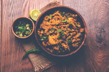 Zunka Bhakar Pithla veya pitla, Hindistan'dan popüler vejeteryan tarifi