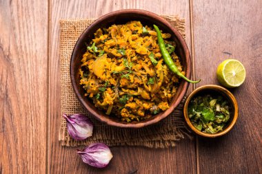 Zunka Bhakar Pithla veya pitla, Hindistan'dan popüler vejeteryan tarifi