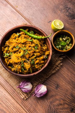 Zunka Bhakar Pithla veya pitla, Hindistan'dan popüler vejeteryan tarifi