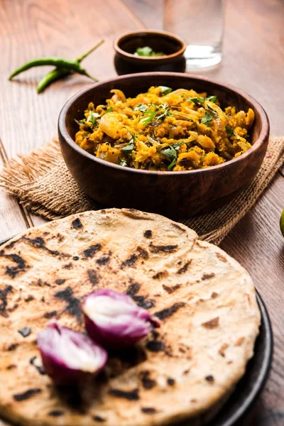 Zunka Bhakar Pithla veya pitla, Hindistan'dan popüler vejeteryan tarifi