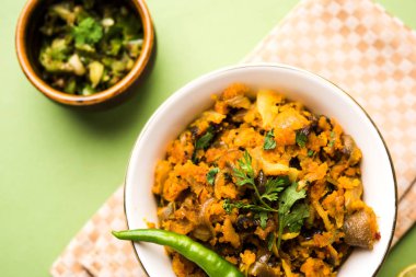 Zunka Bhakar Pithla veya pitla, Hindistan'dan popüler vejeteryan tarifi