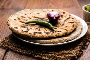 Bajra roti veya Jowar Roti veya Hint ekmek Bajra veya Jowar, kullanarak yapılan servis ile yeşil soğuk thecha