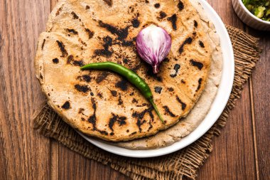 Bajra roti veya Jowar Roti veya Hint ekmek Bajra veya Jowar, kullanarak yapılan servis ile yeşil soğuk thecha