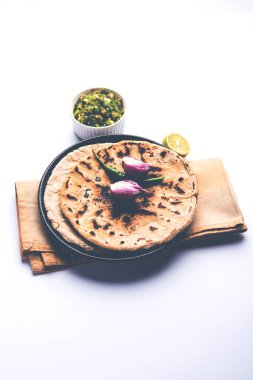 Bajra roti veya Jowar Roti veya Hint ekmek Bajra veya Jowar, kullanarak yapılan servis ile yeşil soğuk thecha
