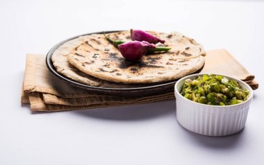 Bajra roti veya Jowar Roti veya Hint ekmek Bajra veya Jowar, kullanarak yapılan servis ile yeşil soğuk thecha