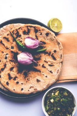 Bajra roti veya Jowar Roti veya Hint ekmek Bajra veya Jowar, kullanarak yapılan servis ile yeşil soğuk thecha