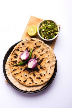 Bajra roti veya Jowar Roti veya Hint ekmek Bajra veya Jowar, kullanarak yapılan servis ile yeşil soğuk thecha