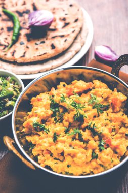 Zunka Bhakar Pithla veya pitla, Hindistan'dan popüler vejeteryan tarifi