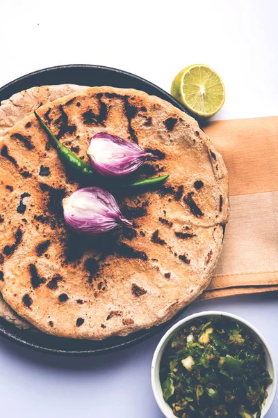 Bajra roti veya Jowar Roti veya Hint ekmek Bajra veya Jowar, kullanarak yapılan servis ile yeşil soğuk thecha