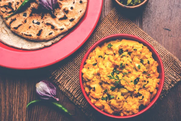 Zunka Bhakar Pithla veya pitla, Hindistan'dan popüler vejeteryan tarifi