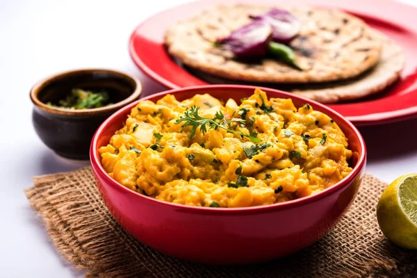 Zunka Bhakar Pithla veya pitla, Hindistan'dan popüler vejeteryan tarifi