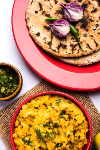 Zunka Bhakar Pithla veya pitla, Hindistan'dan popüler vejeteryan tarifi