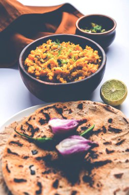 Zunka Bhakar Pithla veya pitla, Hindistan'dan popüler vejeteryan tarifi