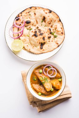 patates köri veya aloo masala veya alu masala yeşil bezelye ile servis Hint ekmek veya roti veya naan