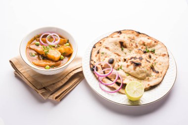 patates köri veya aloo masala veya alu masala yeşil bezelye ile servis Hint ekmek veya roti veya naan