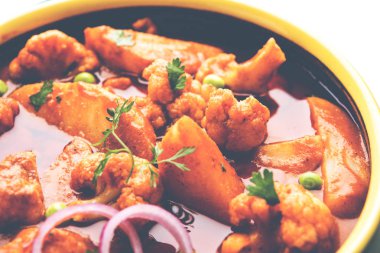 Aloo Gobi matar ünlü Hint köri yemektir patates ve karnabahar ve yeşil bezelye, seçici odak ile