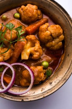 Aloo Gobi matar ünlü Hint köri yemektir patates ve karnabahar ve yeşil bezelye, seçici odak ile
