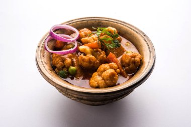 Aloo Gobi matar ünlü Hint köri yemektir patates ve karnabahar ve yeşil bezelye, seçici odak ile