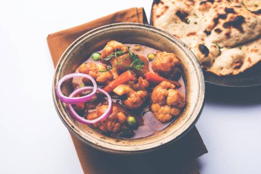 Aloo Gobi matar ünlü Hint köri yemektir patates ve karnabahar ve yeşil bezelye, seçici odak ile