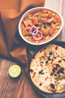 Aloo Gobi matar ünlü Hint köri yemektir patates ve karnabahar ve yeşil bezelye, seçici odak ile