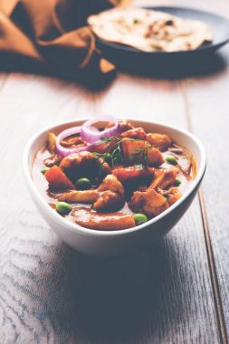 Aloo Gobi matar ünlü Hint köri yemektir patates ve karnabahar ve yeşil bezelye, seçici odak ile