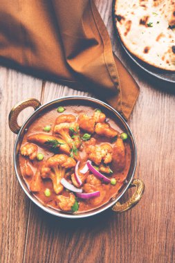 Aloo Gobi matar ünlü Hint köri yemektir patates ve karnabahar ve yeşil bezelye, seçici odak ile