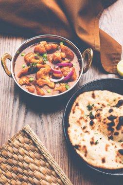 Aloo Gobi matar ünlü Hint köri yemektir patates ve karnabahar ve yeşil bezelye, seçici odak ile