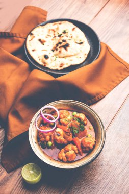 Aloo Gobi matar ünlü Hint köri yemektir patates ve karnabahar ve yeşil bezelye, seçici odak ile