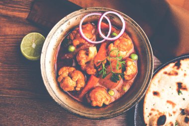 Aloo Gobi matar ünlü Hint köri yemektir patates ve karnabahar ve yeşil bezelye, seçici odak ile