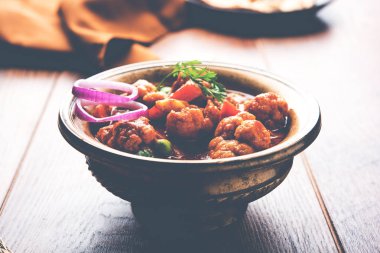 Aloo Gobi matar ünlü Hint köri yemektir patates ve karnabahar ve yeşil bezelye, seçici odak ile