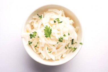 Soğan Raita soğan ve kişniş ile karışık bir Hint tabanlı yoğurt, bir yan çanak ile Hint ana yemek