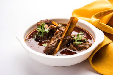 Koyun eti Masala veya Masala Gosht veya Hint kuzu rogan josh Naan veya Roti, seçici odak ile sunulan bazı baharat ile