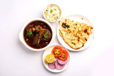 Koyun eti Masala veya Masala Gosht veya Hint kuzu rogan josh Naan veya Roti, seçici odak ile sunulan bazı baharat ile