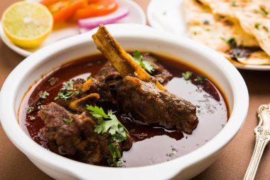 Koyun eti Masala veya Masala Gosht veya Hint kuzu rogan josh Naan veya Roti, seçici odak ile sunulan bazı baharat ile