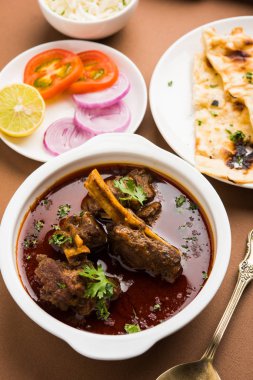Koyun eti Masala veya Masala Gosht veya Hint kuzu rogan josh Naan veya Roti, seçici odak ile sunulan bazı baharat ile