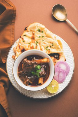 Koyun eti Masala veya Masala Gosht veya Hint kuzu rogan josh Naan veya Roti, seçici odak ile sunulan bazı baharat ile