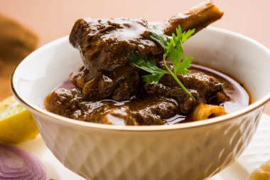 Koyun eti Masala veya Masala Gosht veya Hint kuzu rogan josh Naan veya Roti, seçici odak ile sunulan bazı baharat ile