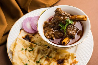Koyun eti Masala veya Masala Gosht veya Hint kuzu rogan josh Naan veya Roti, seçici odak ile sunulan bazı baharat ile